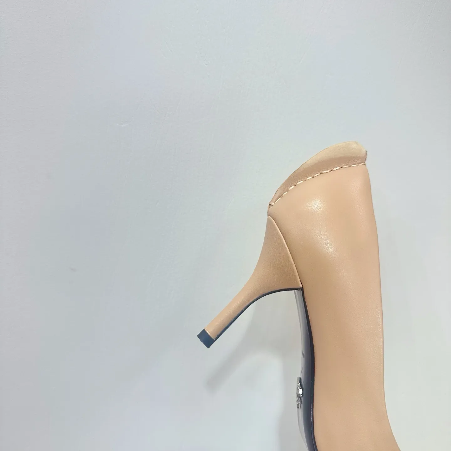 👟👟Ex-factory price 540👟👟 2025 SSS launches Prada’s latest long boots, sandals, thin heels, empty backs, thick heels series ————————🆚🆚🆚 💥PRADA's early spring T-stage catwalk show is the same style as "Dreams Never Sleep". Prada can use it on important occasions. The fresh style has a bit of nobility and is perfect on the feet. 💃💃 Wear this shoe with it. It is elegant and crystal clear, regardless of various accessories. The materials are all exclusively customized one-to-one and must be zero-distance from the original. The entire series is full of exciting and unexpected combinations of elements. The expression of different materials and textures of fabrics has a strong artistic flavor, allowing you to appreciate the ever-changing style of Prada girls. 1⃣ Upper: Made of sheepskin 2⃣ Lining: Imported sheepskin 3⃣ Outsole: Original Italian genuine leather outsole Heel height 8.5 4⃣🔺Original labeling feet, stock code number 35M-39M (40, 41, 42 are custom-made and cannot be returned or exchanged).